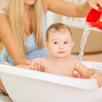 Ein Kompletter Leitfaden zum Baden und Pflegen Ihres Neugeborenen